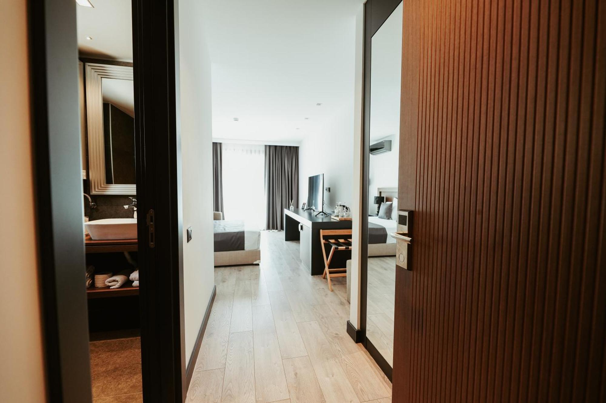 Palladium Beach Hotel- Private Beach Included เดอร์มี ภายนอก รูปภาพ